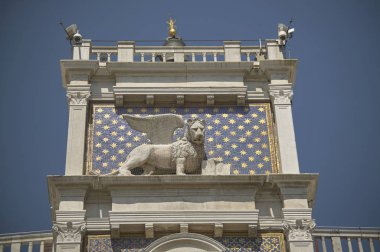 Saint Mark kanatlı aslan Venedik'te San Marco Meydanı heykeli içinde detay.