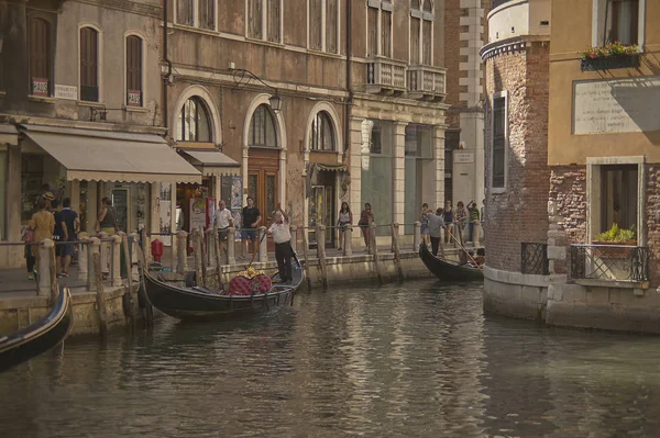 Een Glimp Van Venetië Met Toeristen Lopen Gondel Varen Door — Stockfoto
