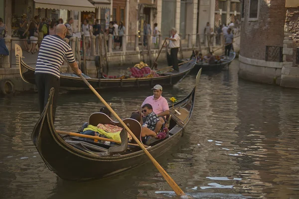 Gondolier Descansando Com Sua Gôndola Com Turistas Bordo Das Vias — Fotografia de Stock