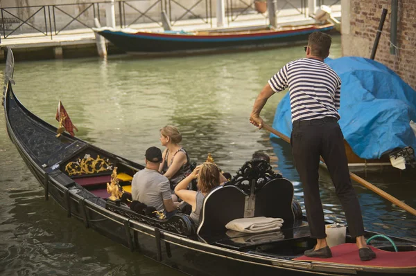 Gondelier Rusten Met Zijn Gondel Met Toeristen Aan Boord Van — Stockfoto