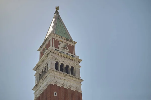 Top Bell Tower Mark Templom Velencei Kék Háttér Vízszintes Lövés — Stock Fotó