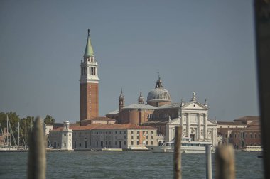 Bir kilise bir Venedik Adaları'nın görünümünü