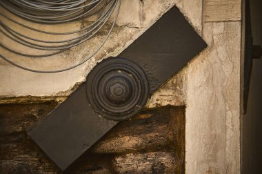 Destek ve eski bir çökmekte tarihi bina güvenliğini sağlamak için kullanılan metal destek.