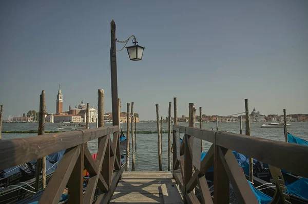 Kleiner Steg Oder Anlegeplatz Für Holzgondeln Venedig Mit Blick Auf — Stockfoto