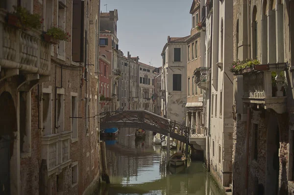 Två Rader Hus Och Byggnader Venedig Hålls Åtskilda Liten Ström — Stockfoto