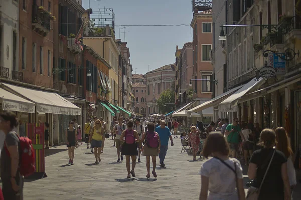 Turistas Caminando Por Las Calles Venecia Durante Día Verano — Foto de Stock