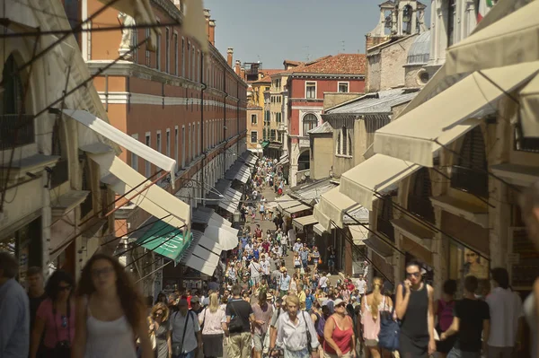 地域の人々 で混雑している暴動橋から見た小さなヴェネツィア通り — ストック写真