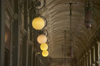 Sarı ile Venedik genel aydınlatma fener detayını yuvarlak sokak altında arcades piazza san marco.