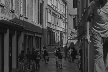 Tipik bir İtalyan köyü günlük hayat sahnesinde siyah ve beyaz çekim.