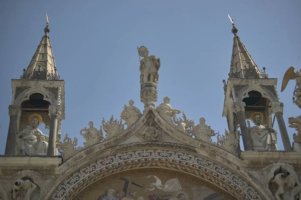 Detalle Parte Superior Con Pinchos Capiteles Iglesia San Marcos Venecia — Foto de Stock