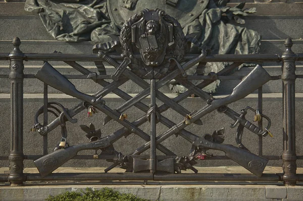 ヴェネツィアの銃を備えた戦争記念碑 — ストック写真