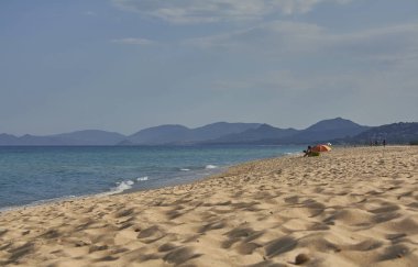 Okyanus plaj şemsiyesi altında dinlenme ve barış ve huzur zevk yıkananlara ile görünümünü.