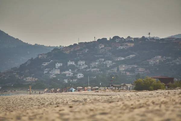 Ufukta Bazı Turistler Ile Plaja Bakan Küçük Dağı Dolu Panorama — Stok fotoğraf