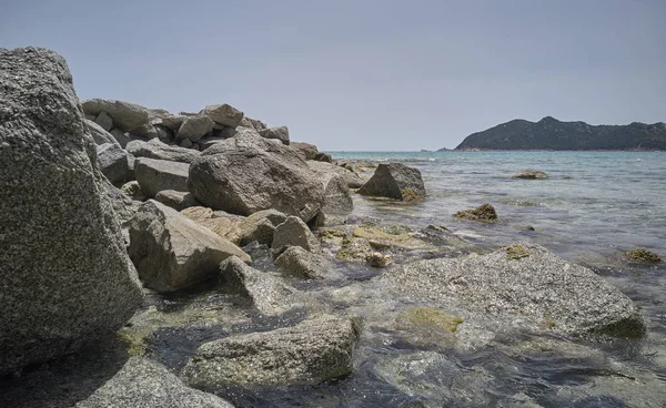 Кристаллическая Вода Моря Которая Ударяется Естественные Скалы Берегу — стоковое фото