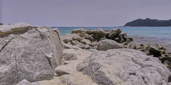 Панорамный Вид Природную Скалу Фоне Моря Который Затерян Горизонте — стоковое фото