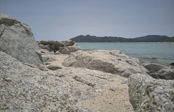 Wszystko Kamieni Skał Które Wychodzą Krystalicznie Czyste Morze Poniżej — Zdjęcie stockowe
