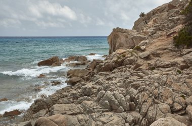 Denize bakan bu dağın kayalık duvarında eşsiz bir profil çizen kayalar ve kayalıklar..
