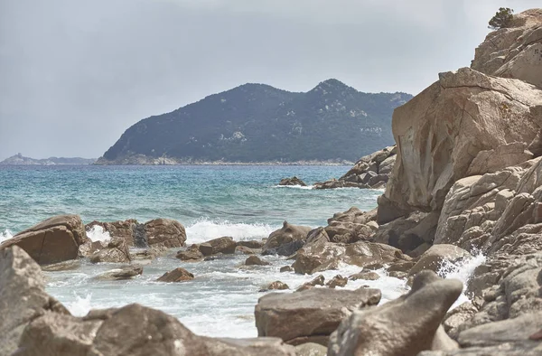 Гора Море Юге Сардинии Отфильтрована Скалой Течение Лета Морскими Волнами — стоковое фото