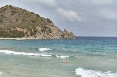 Denize bakan doğal bir promontuar: Huzur ve rahatlama veren doğal bir manzara.