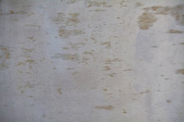 Metal bir yüzeye doku ile belirgin korozyon hasarı belirtileri.