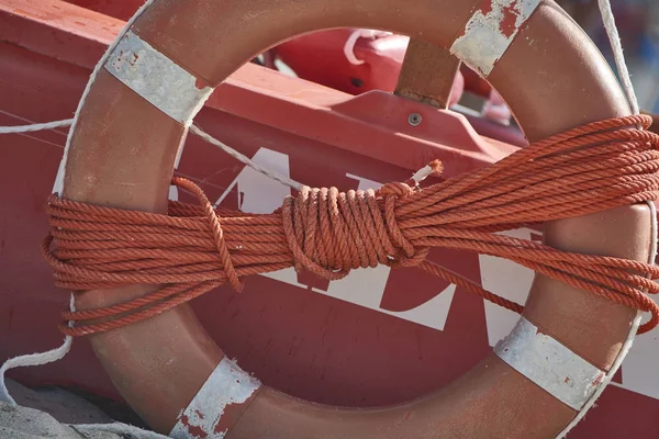 Stillleben Einschließlich Einer Schwimmweste Aus Kunststoff Die Ein Seil Gebunden — Stockfoto