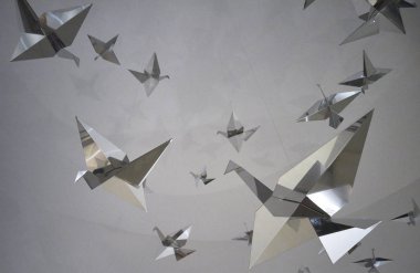 Dekorasyon mobilya öğeleri olarak kullanılan metal kuşlar şeklinde tavandan asılı.