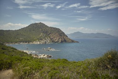 Sardunya 'nın güneyindeki dağlar ve deniz arasındaki doğal körfez kayalık duvarlarda kendiliğinden büyüyen tipik bir Akdeniz bitkisinin ana hatlarıyla örtülüdür..