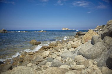 Güney Sardunya 'nın Akdeniz' inde bulunan küçük ve orta büyüklükteki taşlarla dolu bir uçurumun detayları..