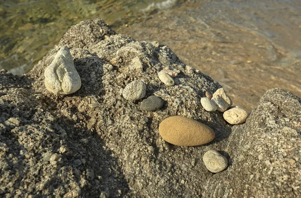 Detalle Una Roca Con Algunos Guijarros Varios Colores Apoyados Ella — Foto de Stock