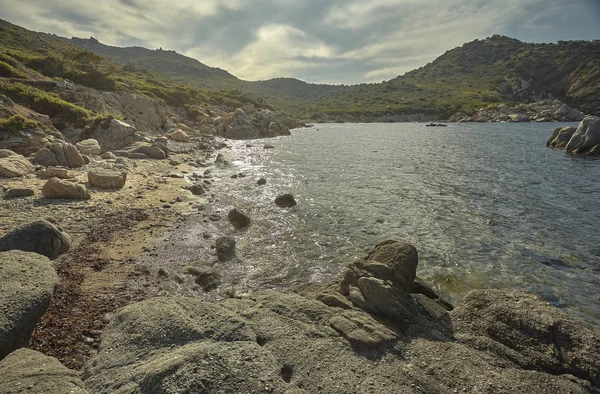 Средиземноморский Пляж Типичный Побережья Южной Италии Захватили Летом Пляж Скалы — стоковое фото