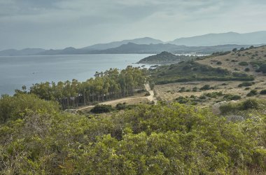 Sardunya 'nın tipik güney kıyıları çalılar, tepeler ve nefes kesen bir manzarayla birleşen denizler..