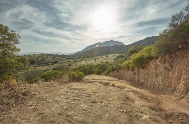 Karalar ve kayalar, Sardunya 'nın güney sahillerinin tipik tepe noktalarındandır..