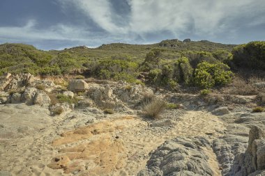 Çöl manzara Sardunya Güney Akdeniz'de bakan bazı Hills.