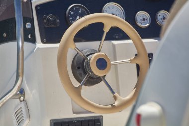 Dümenin ayrıntıları ve enstrümanlar denizde yüzmek için kullanılan şişme bir teknede.