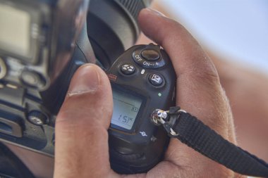 El kamerayı yakın tutarken parmak kepenk kapatma tuşuna basmaya hazırdı..