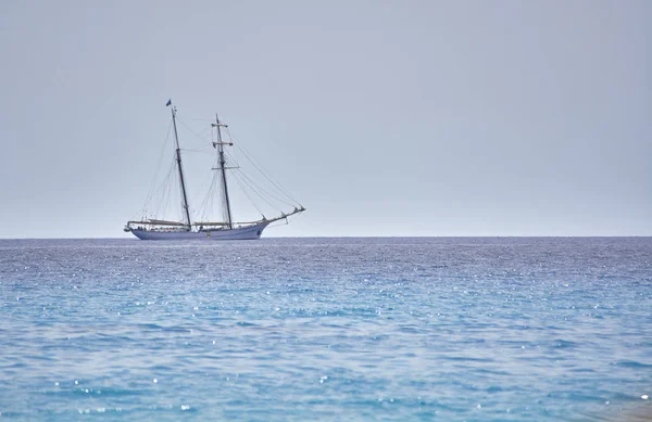 Maravilhosa Embarcação Navega Mar Cristalino Azul Linha Horizonte — Fotografia de Stock