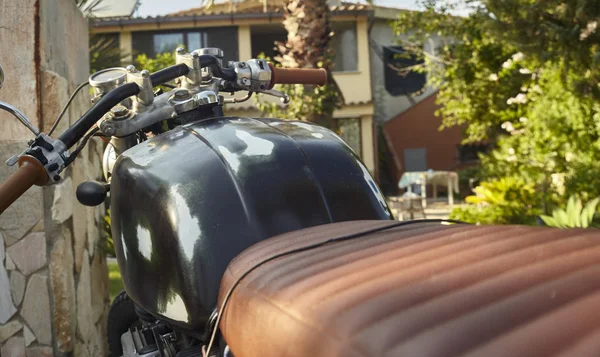 Vue Première Main Position Conduite Une Moto Vintage Dépouillée Usée — Photo