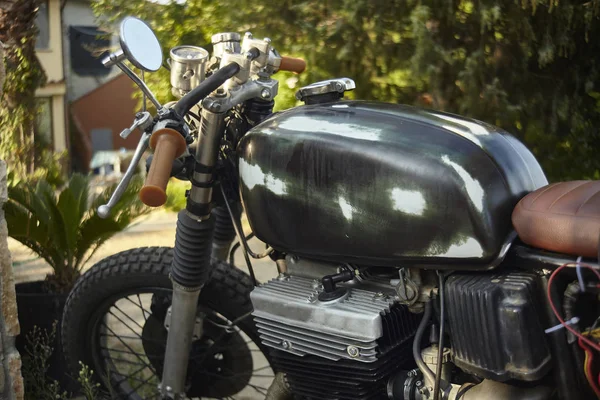 Parte Superior Uma Motocicleta Preta Vintage Danificada Pelo Desgaste Pelo — Fotografia de Stock