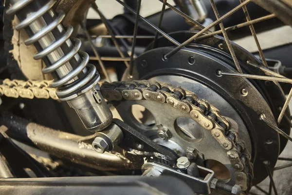 Detalhe Transmissão Corrente Coroa Uma Motocicleta Vintage Velha Com Silenciadores — Fotografia de Stock