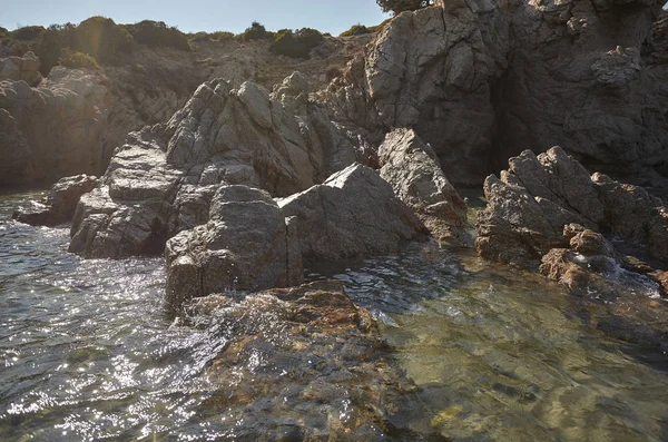 Скалы Которые Выходят Моря Прозрачной Водой Сардинском Пляже — стоковое фото