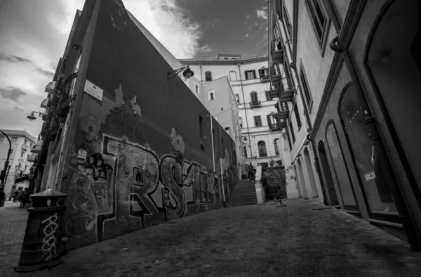 Small Alley Cagliari Sardinia Wall Covered Graffiti Picture Black White — Stock Photo, Image