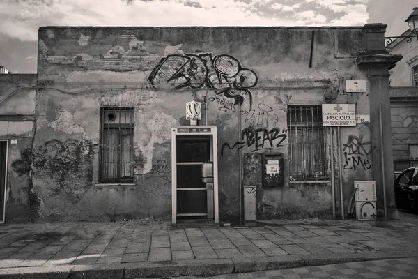 イタリア サルディニア島のカリアリの街の路地で撮影した落書きで覆われている小さな腐食の建物 — ストック写真