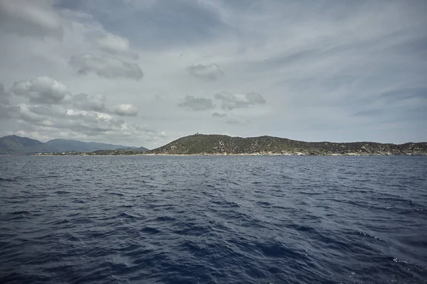 Cordillera Vista Desde Medio Del Mar Bajo Cielo Nublado — Foto de Stock