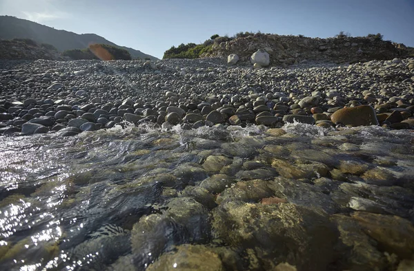 Кристаллическая Вода Южного Моря Сардинии Встречается Скалистым Пляжем Разбивающимся Камни — стоковое фото