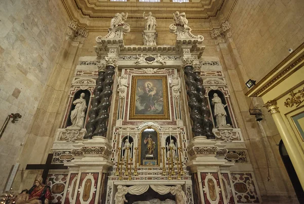 Marmurowy Ołtarz Wewnątrz Kościoła Cagliari Posągami Obrazami Religijnymi — Zdjęcie stockowe