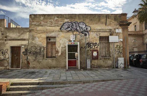 Pequeño Edificio Descomposición Cubierto Graffiti Tomado Callejón Ciudad Cagliari Cerdeña — Foto de Stock