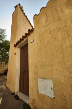 Giriş bir küçük ve tipik Sardunyalı küçük bar köy Muravera güney sahilinde.