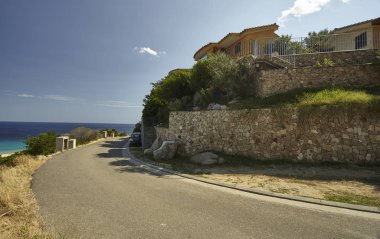 Kosta Rei Sardunya Güney onun karakteristik ve denize bakan küçük sokakları ile köyde üst kısmındaki kısa bir bakış.