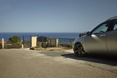 Araba park edilmiş bir oceanfront Teras, Costa Rei Sardunya Güney tarafında: gezi ve keşif bu muhteşem toprakların sembolü.