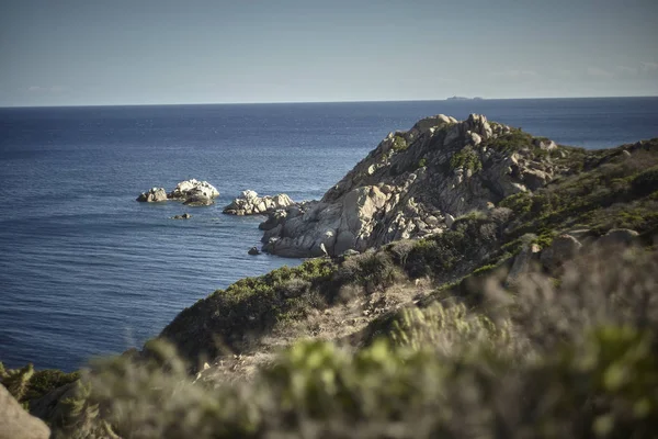 Великолепный Природный Вид Побережье Южной Италии Гранитными Горами Выходящими Море — стоковое фото